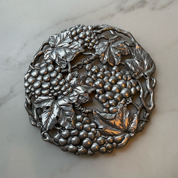 Arthur Court Grapes Aluminum Trivet 8” - Picture 1 of 3